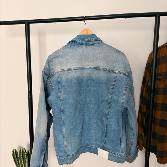 Abercrombie & Fitch Light Wash Denim Jacket - Picture 4 of 6